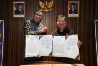 Menunjukan PKS antara DJP dan Ditjen Dukcapil yang baru saja ditandatangani bersama. (foto: DJP)
