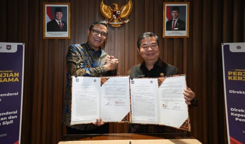Menunjukan PKS antara DJP dan Ditjen Dukcapil yang baru saja ditandatangani bersama. (foto: DJP)