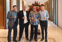 Ketua Bidang Potensi Daerah JMSI Pusat, H Pandji Weskantio SE, foto bersama usia melakukan pertemuan khusus dengan Direktur Manajemen Proyek dan Energi Baru Terbarukan PT PLN (Persero), Suroso Isnandar. (foto: JMSI Pusat/rls)