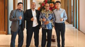 Ketua Bidang Potensi Daerah JMSI Pusat, H Pandji Weskantio SE, foto bersama usia melakukan pertemuan khusus dengan Direktur Manajemen Proyek dan Energi Baru Terbarukan PT PLN (Persero), Suroso Isnandar. (foto: JMSI Pusat/rls)