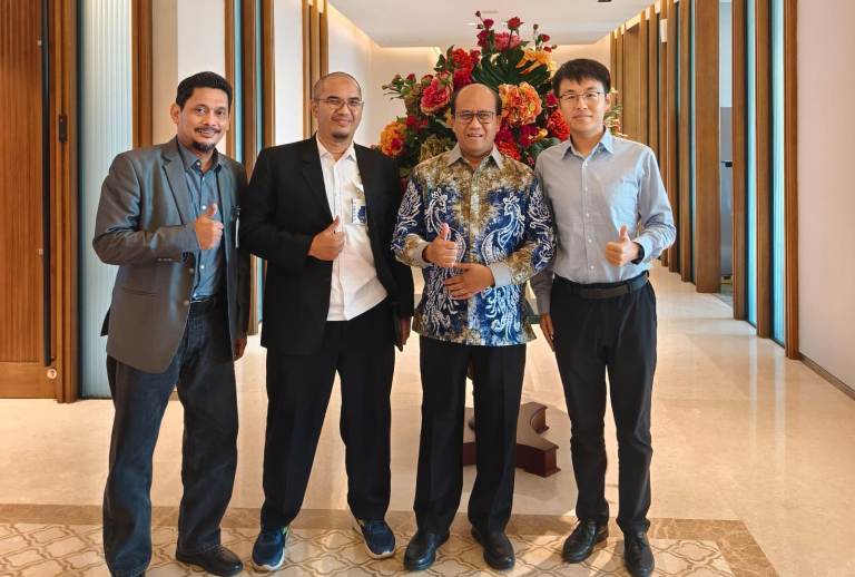 Ketua Bidang Potensi Daerah JMSI Pusat, H Pandji Weskantio SE, foto bersama usia melakukan pertemuan khusus dengan Direktur Manajemen Proyek dan Energi Baru Terbarukan PT PLN (Persero), Suroso Isnandar. (foto: JMSI Pusat/rls)