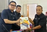 Penyerahan dokumen KU PPAS peda tim Banggar DPRD Kepahiang