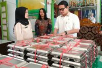 Ketua DPRD, Greogory mengecek kesiapan pembagian makan bergizi gratis pada kegaiatan launching MBG di Kepahiang.
