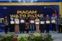 Sebagai wujud komitmen memperkuat hubungan yang seimbang antara negara dan wajib paja, DJP memberikan piagam pada wajib pajak