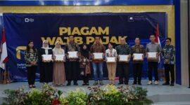 Sebagai wujud komitmen memperkuat hubungan yang seimbang antara negara dan wajib paja, DJP memberikan piagam pada wajib pajak