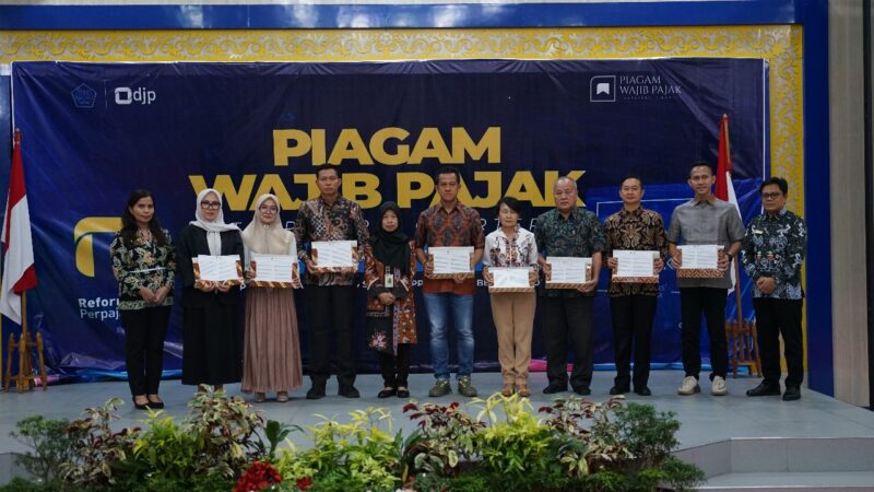 Sebagai wujud komitmen memperkuat hubungan yang seimbang antara negara dan wajib paja, DJP memberikan piagam pada wajib pajak