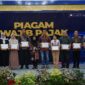 Sebagai wujud komitmen memperkuat hubungan yang seimbang antara negara dan wajib paja, DJP memberikan piagam pada wajib pajak