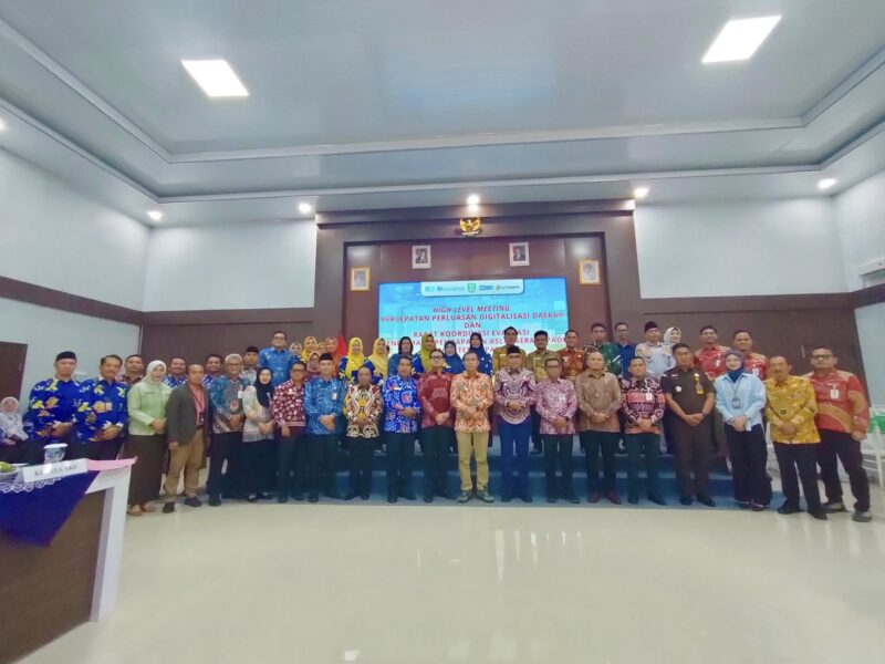 Para peserta 𝐇𝐋𝐌 𝐏𝐏𝐃𝐃 𝐝𝐚𝐧 𝐑𝐚𝐤𝐨𝐫 𝐄𝐯𝐚𝐥𝐮𝐚𝐬𝐢 𝐏𝐞𝐧𝐞𝐫𝐢𝐦𝐚𝐚𝐧 𝐏𝐀𝐃 𝐒𝐞𝐦𝐞𝐬𝐭𝐞𝐫 𝐈 𝟐𝟎𝟐𝟓 berfoto bersama