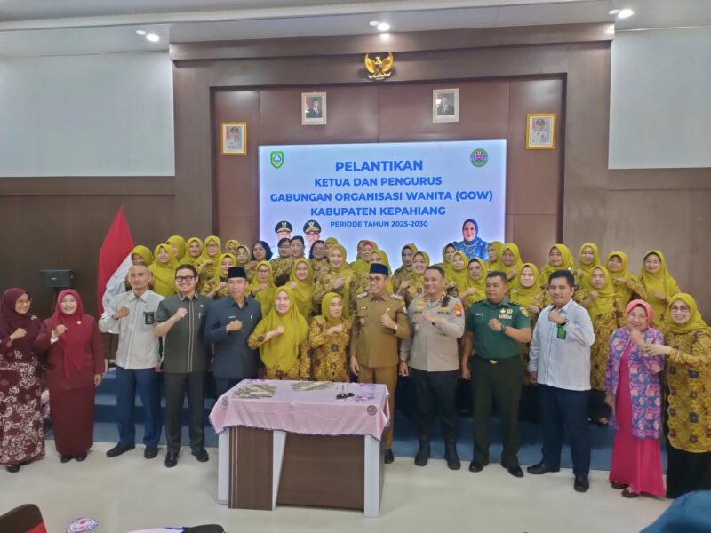 Bupati, Ketua DPRD dan tamu undangan lainnya berfoto bersama pengurus GOW Kepahiang yang baru saja dilantik