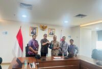 Bung Igor memberikan cinderamata saat audiensi dengan BRIN terkait inovasi daerah
