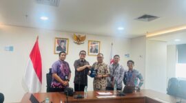Bung Igor memberikan cinderamata saat audiensi dengan BRIN terkait inovasi daerah