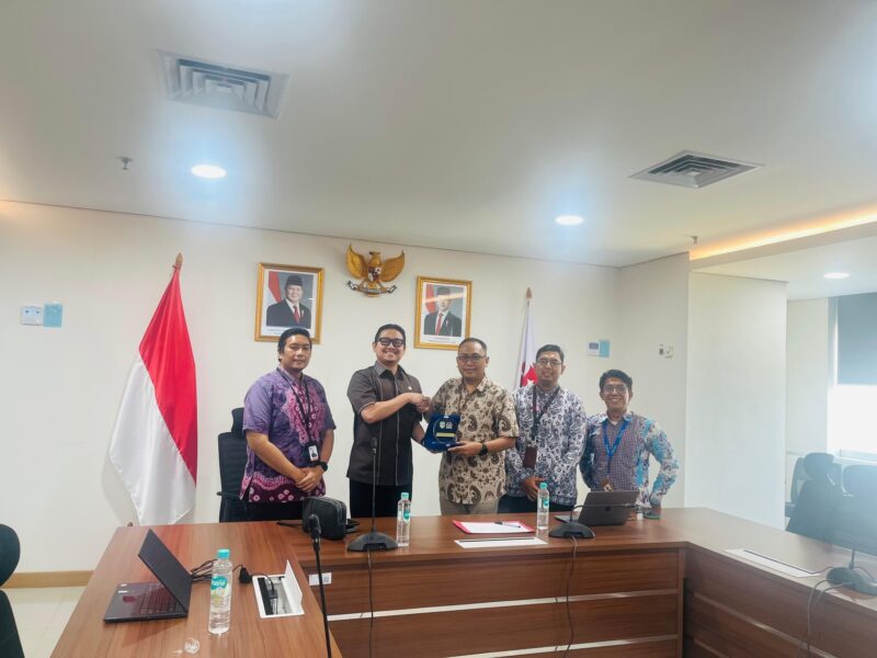 Bung Igor memberikan cinderamata saat audiensi dengan BRIN terkait inovasi daerah