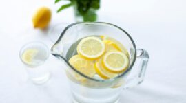 Minum air lemon secara rutin dapat mencegah batu ginjal. (foto: Julia Zolotova/pexels)