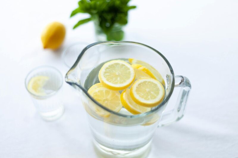 Minum air lemon secara rutin dapat mencegah batu ginjal. (foto: Julia Zolotova/pexels)