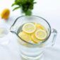 Minum air lemon secara rutin dapat mencegah batu ginjal. (foto: Julia Zolotova/pexels)
