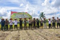 Ketua DPRD bersama Kapolres dan Forkopimda lainnya menanam jagung serentak di Desa Suro Lembak beberapa waktu lalu