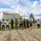 Ketua DPRD bersama Kapolres dan Forkopimda lainnya menanam jagung serentak di Desa Suro Lembak beberapa waktu lalu