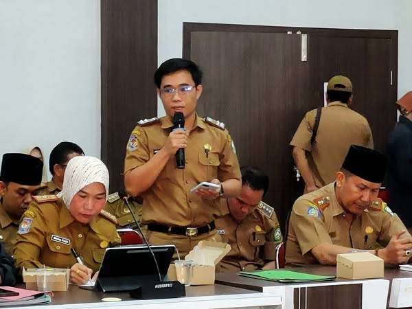 Plt Sekwan memberikan penjelasan terkait capaian kinerja OPD terhadap 100 hari kerja bupati dan wakil bupati.