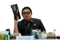 Ketua DPRD Kepahiang menunjukkan produk lokal yang dapat dipromosikan oleh BPPD