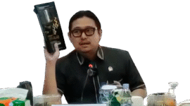Ketua DPRD Kepahiang menunjukkan produk lokal yang dapat dipromosikan oleh BPPD