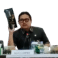 Ketua DPRD Kepahiang menunjukkan produk lokal yang dapat dipromosikan oleh BPPD
