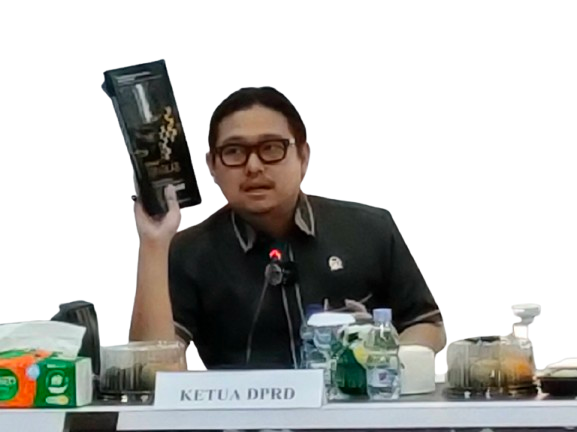 Ketua DPRD Kepahiang menunjukkan produk lokal yang dapat dipromosikan oleh BPPD