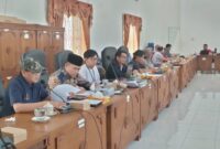 Tim Banggar DPRD saat menyampaikan masukan pada TAPD berkaitan dengan penyusunan dan pembahasan APBDP tahun 2025