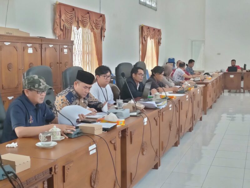 Tim Banggar DPRD saat menyampaikan masukan pada TAPD berkaitan dengan penyusunan dan pembahasan APBDP tahun 2025