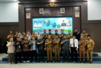 Bupati, Wabup, Ketua DPRD, Kepala Disparpora dan peserta FGD penyusunan Riparkab berfoto bersama dengan tagline Kepahiang Menanjak.