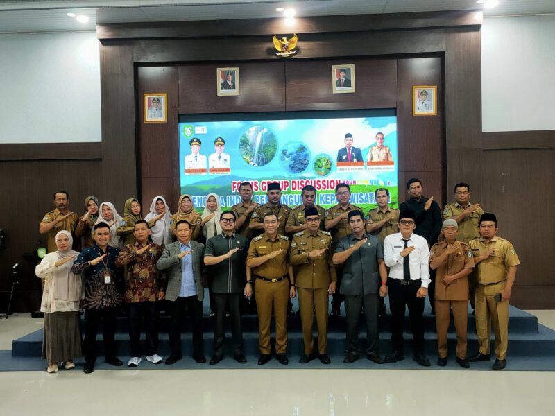 Bupati, Wabup, Ketua DPRD, Kepala Disparpora dan peserta FGD penyusunan Riparkab berfoto bersama dengan tagline Kepahiang Menanjak.
