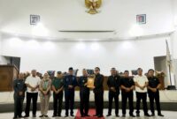 Ketua DPRD menyerahkan berita acara pengesahan Raperda RPJMD pada bupati