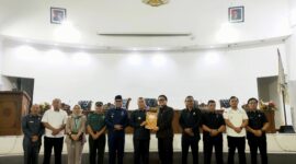 Ketua DPRD menyerahkan berita acara pengesahan Raperda RPJMD pada bupati