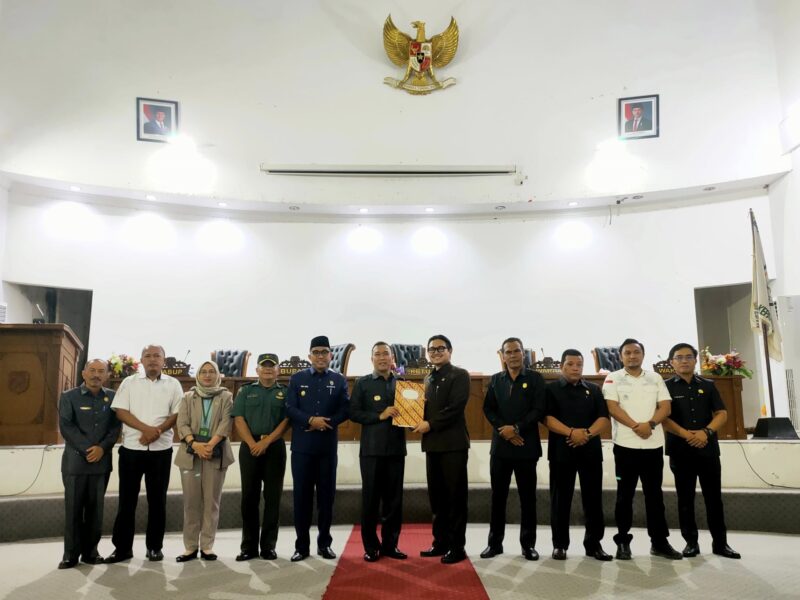 Ketua DPRD menyerahkan berita acara pengesahan Raperda RPJMD pada bupati