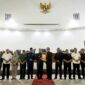 Ketua DPRD menyerahkan berita acara pengesahan Raperda RPJMD pada bupati