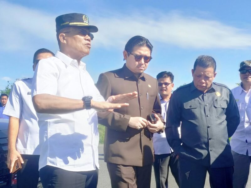 Ketua DPRD Kepahiang saat mendampingi Ketua DPRD Provinsi saat meninjau BBI sebagai lokasi pembangunan sport center