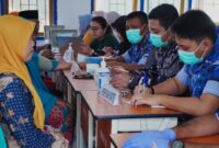 Tim medis saat melakukan screening kesehatan masyarakat. 