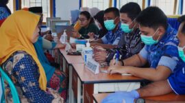 Tim medis saat melakukan screening kesehatan masyarakat. 