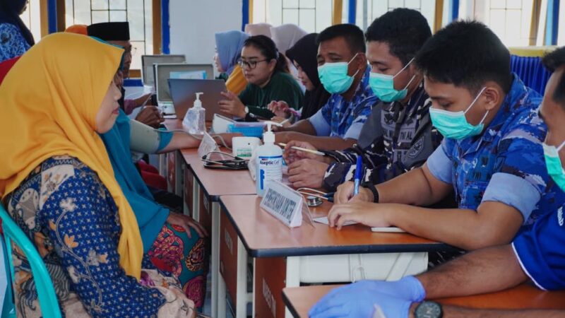 Tim medis saat melakukan screening kesehatan masyarakat. 