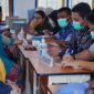 Tim medis saat melakukan screening kesehatan masyarakat. 