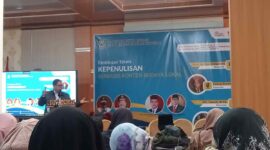 Kepala DPK, Meri Sasdi saat menyampaikan arahan pada peserta Bimtek Kepenulisan Konten Budaya Lokal. (foto: Andreas Putra)