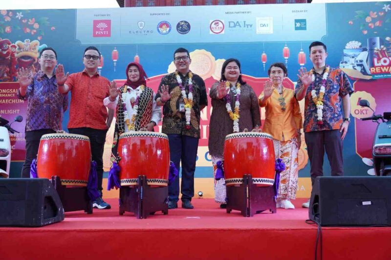 Pembukaan Old Shanghai Mooncake Festival 1 yang dihadiri oleh Kepala Dinas Pemberdayaan, Perlindungan Anak, dan Pengendalian Penduduk Provinsi DKI Jakarta dan Ketua PINTI dr. Meta Agustina. (foto: dok/wartaaspirasi.com)