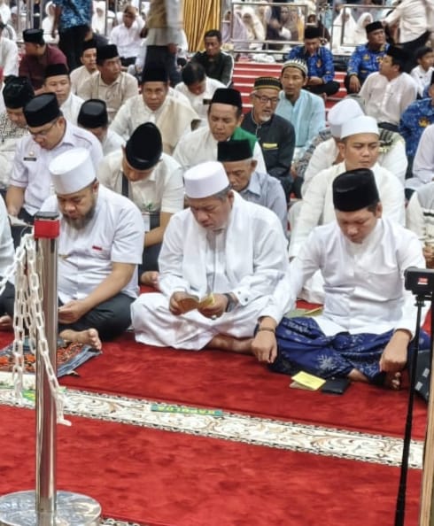 Gubernur, Kakanwil Kemenag Bengkulu, jajaran unsur Forkompinda dan masyarakat khidmat mengikuti rangkaian zikir dan doa bersama menyambut pergantian tahun 