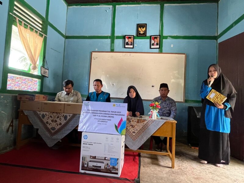 PLN Indonesia Power UBP Bengkulu menyalurkan bantuan sarana dan prasarana pada SMP IT Al Husna
