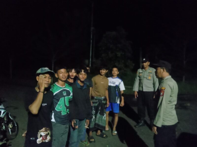 Personel Polres Seluma melakukan sosialisasi dan pendekatan persuasif pada remaja agar tak melakukan balap liar. 