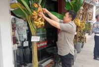 Pengunjung Royal Baroe saat mengambil pisang yang dipajang di depan toko 