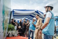 Manager PLN UPP Sumbagsel 2 Adi Saputro memberikan penjelasan terkait peta dan sistem kelistrikan Bengkulu kepada Bupati Kaur Gusril Pausi dalam rangkaian kegiatan seremoni.