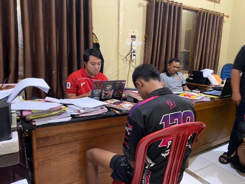 Terduga pelaku penikaman saat menjalani pemeriksaan di Polres Seluma.