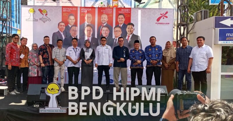 Pengurus HIPMI Bengkulu berfoto bersama tamu undangan saat pembukaan HIPMI Expo dan Forbisda 2026