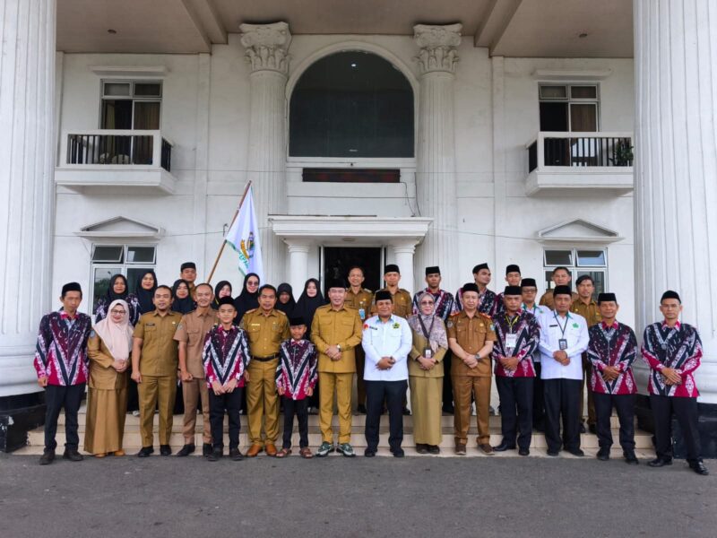 Kafilah Kepahiang yang akan berlaga pada ajang MTQ di Seluma berfoto bersama bupati Kepahiang. 