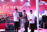 Bupati dan Wabup Seluma menerima piala bergilir MTQ dari juara umum MTQ ke-36 Pemkab Bengkulu Utara. (foto: Agung/WA)